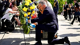 Der ukrainische Botschafter Melnyk legt während zum Gedenken an das Ende des Zweiten Weltkriegs vor 77 Jahren in Berlin einen Kranz nieder.