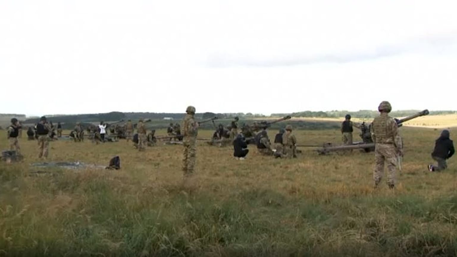 Des soldats ukrainiens s'entrainent au maniement des armes en Angleterre.