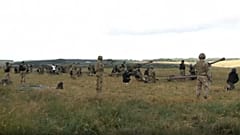 Des soldats ukrainiens s'entrainent au maniement des armes en Angleterre.