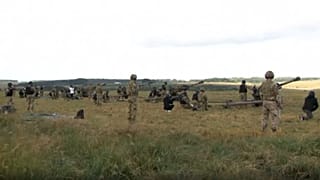 Des soldats ukrainiens s'entrainent au maniement des armes en Angleterre.