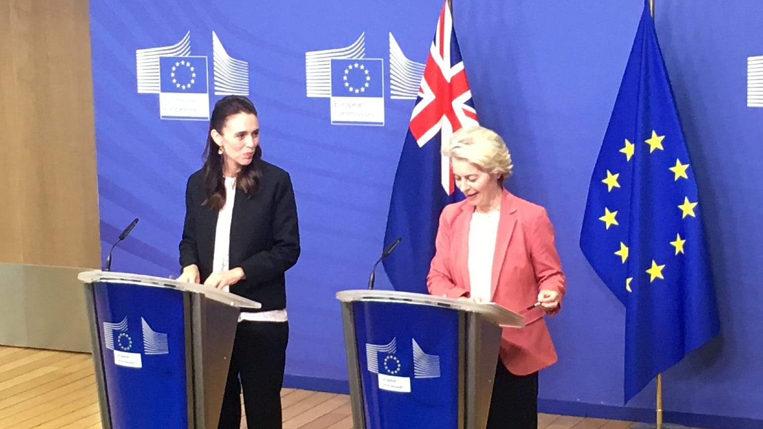 European Commission President Ursula von der Leyen (R) and New Zealand Prime Minister Jacinda Ardern in Brussels on 30 June 2022.