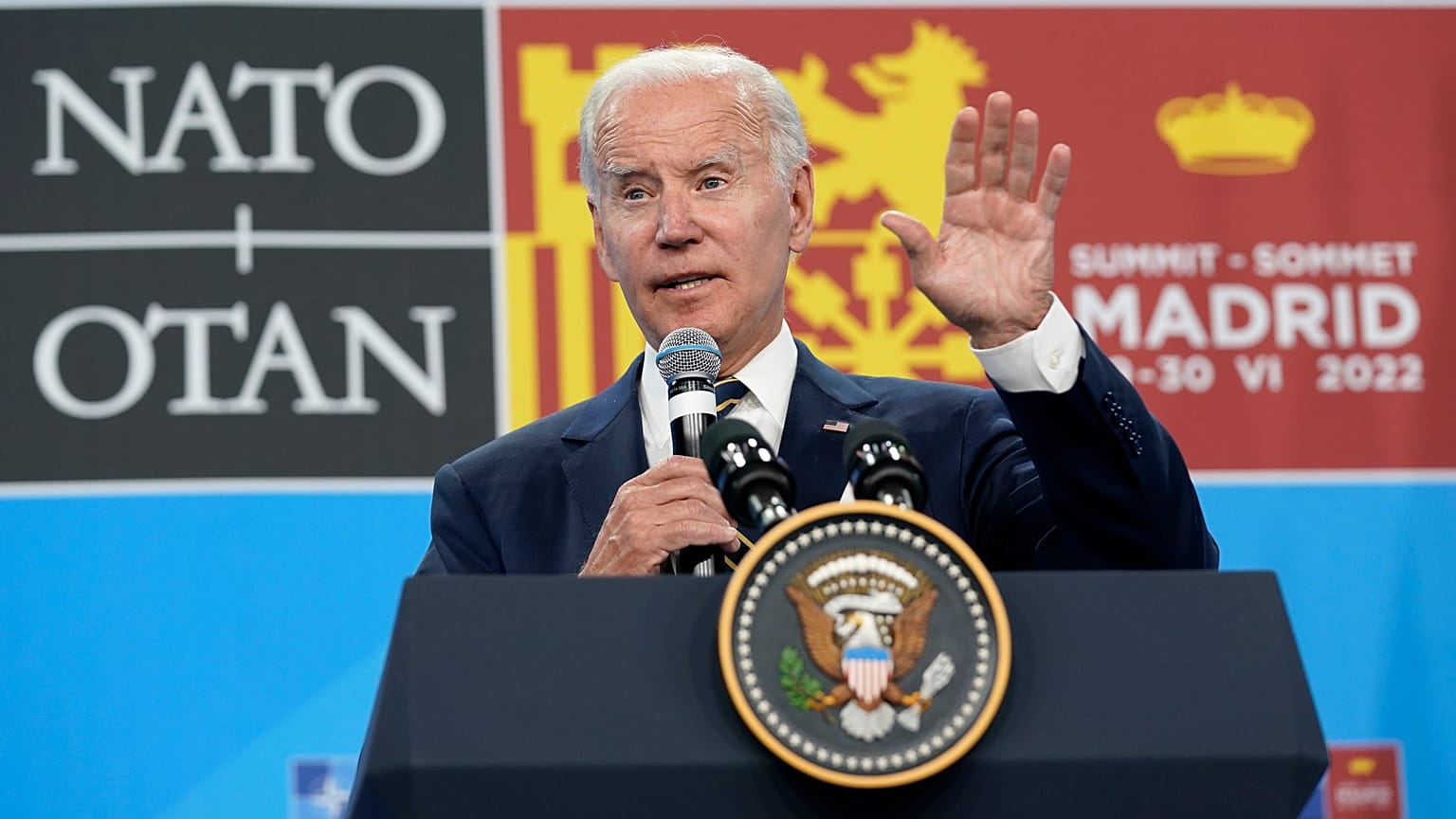 El presidente Joe Biden habla durante una conferencia de prensa en el último día de la cumbre de la OTAN en Madrid, el jueves 30 de junio de 2022.