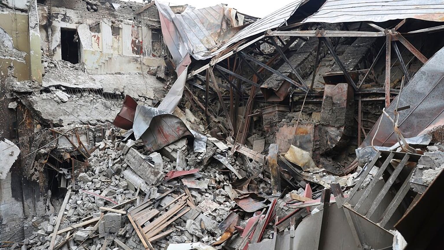 El teatro de Mariúpol tras el bombardeo 