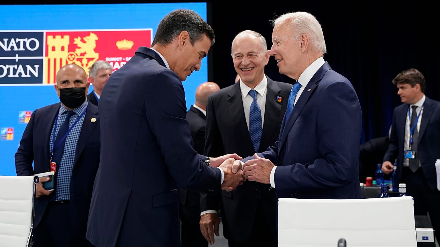El presidente de EE.UU., Joe Biden, estrecha la mano del presidente del Gobierno español, Pedro Sánchez, durante una mesa redonda en la cumbre de la OTAN