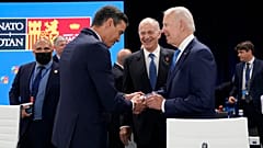 El presidente de EE.UU., Joe Biden, estrecha la mano del presidente del Gobierno español, Pedro Sánchez, durante una mesa redonda en la cumbre de la OTAN