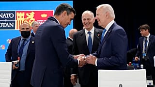El presidente de EE.UU., Joe Biden, estrecha la mano del presidente del Gobierno español, Pedro Sánchez, durante una mesa redonda en la cumbre de la OTAN