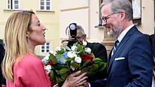 Çekya Başbakanı Petr Fiala (sağ), Avrupa Parlamantosu Başkanı Roberta Metsola'yı Prag'da karşılarken