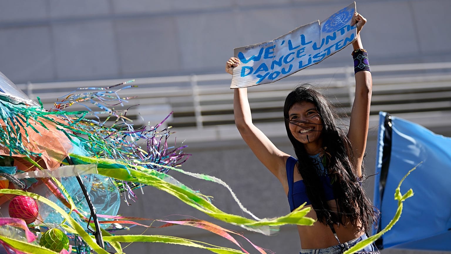 Une manifestante lors de la Conférence des Nations unies sur les océans à Lisbonne