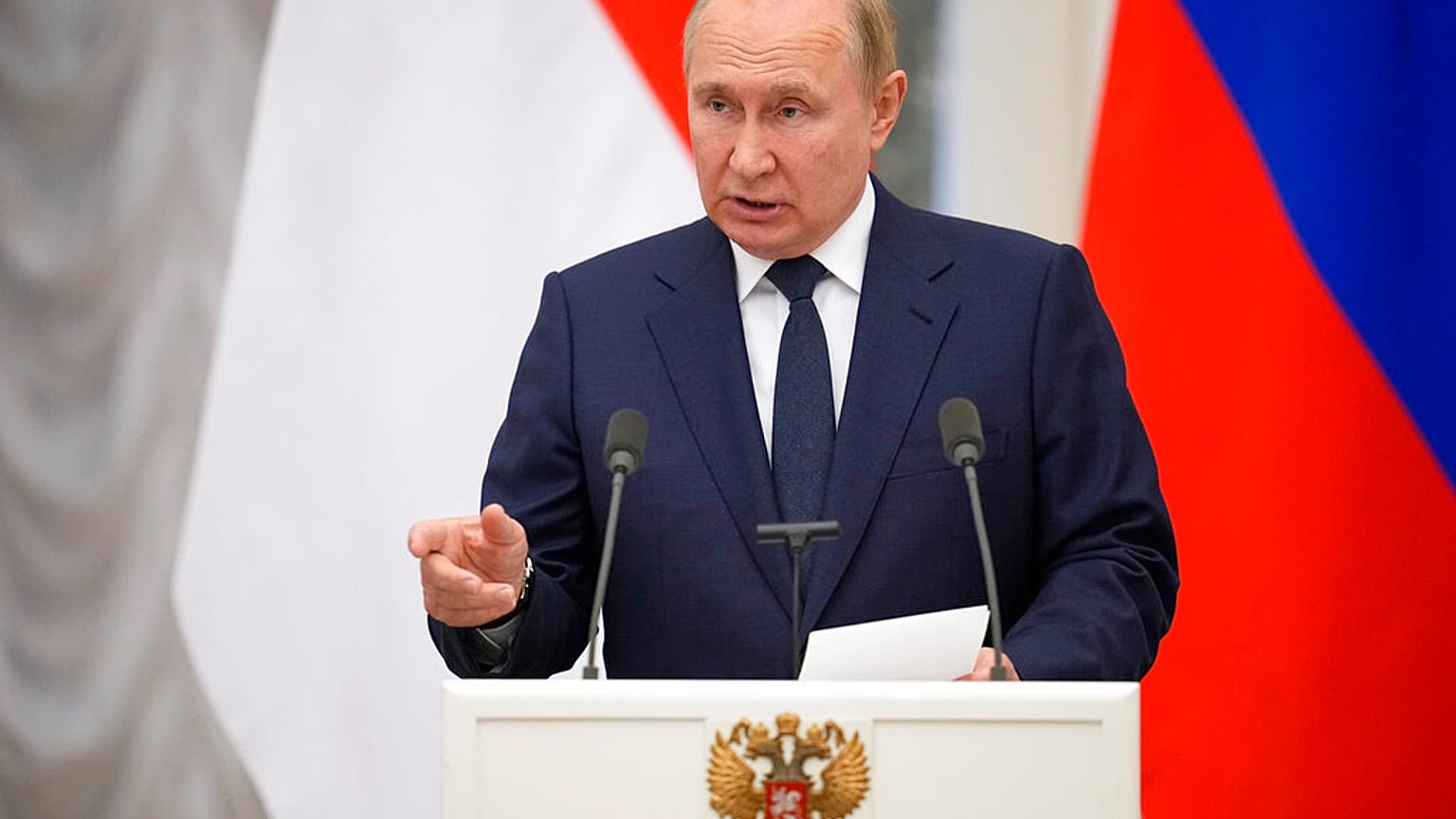 El presidente ruso Vladimir Putin asiste a una conferencia de prensa conjunta con el presidente indonesio Joko Widodo después de su reunión en el Kremlin, el 30 de junio 2022
