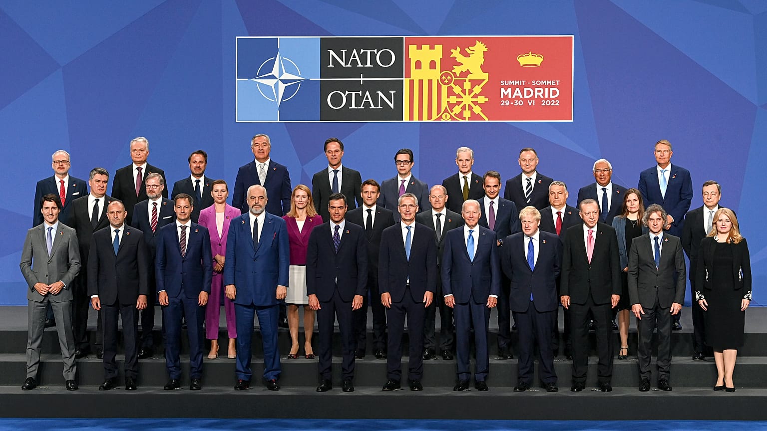 Les dirigeants de l'OTAN se réunissent pour une photo de groupe lors du sommet à Madrid, 29 juin 2022. 