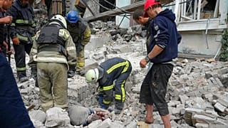 Holttestet emelnek ki a romok alól Liszicsanszkban 2022. június 16-án