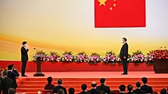 Le nouveau chef de l'exécutif de Hong Kong, John Lee (à g.) prête serment, en présence du président chinois Xi Jinping (à dr.) - Hong Kong, le 01/07/2022