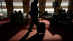 Пассажиры в аэропорту Руасси — Шарль-де-Голль