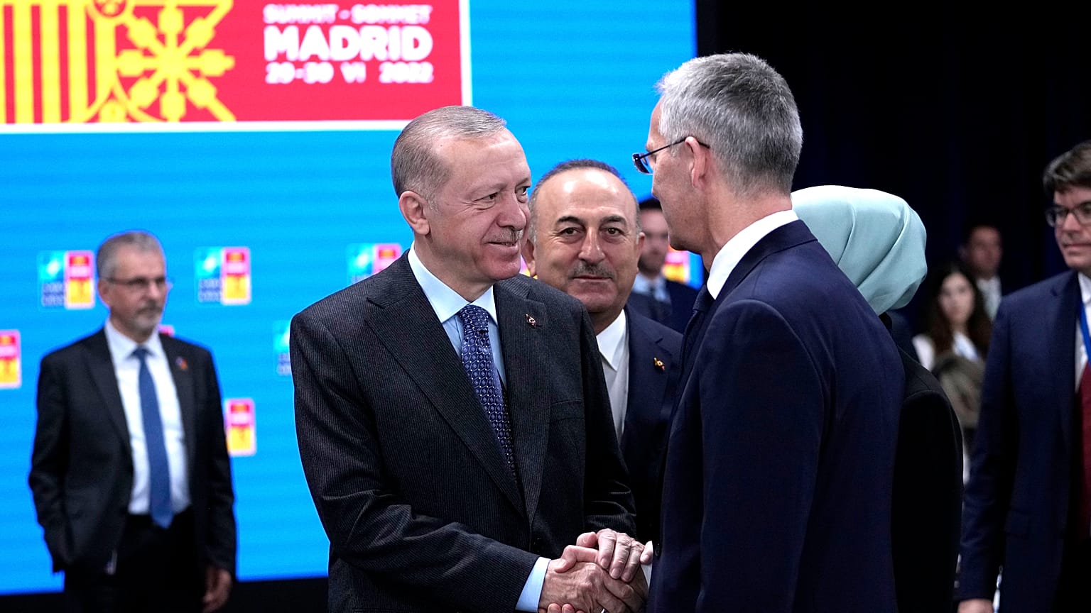 الرئيس التركي رجب طيب إردوغان مصافحاً الأمين العام لحلف شمال الأطلسي ينس ستولتنبرغ 