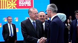 الرئيس التركي رجب طيب إردوغان مصافحاً الأمين العام لحلف شمال الأطلسي ينس ستولتنبرغ
