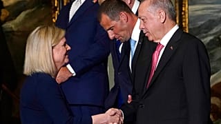 İsveç Başbakanı Andersson Cumhurbaşkanı Erdoğan ile Madrid'deki NATO Zİrvesi'nde el sıkışırken