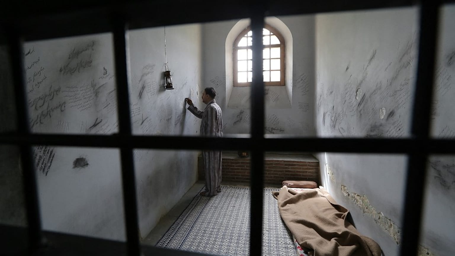 İran'da 2014'te müzeye çevrilen bir hapishanede bulunan balmumu heykel (arşiv)