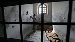 İran'da 2014'te müzeye çevrilen bir hapishanede bulunan balmumu heykel (arşiv)