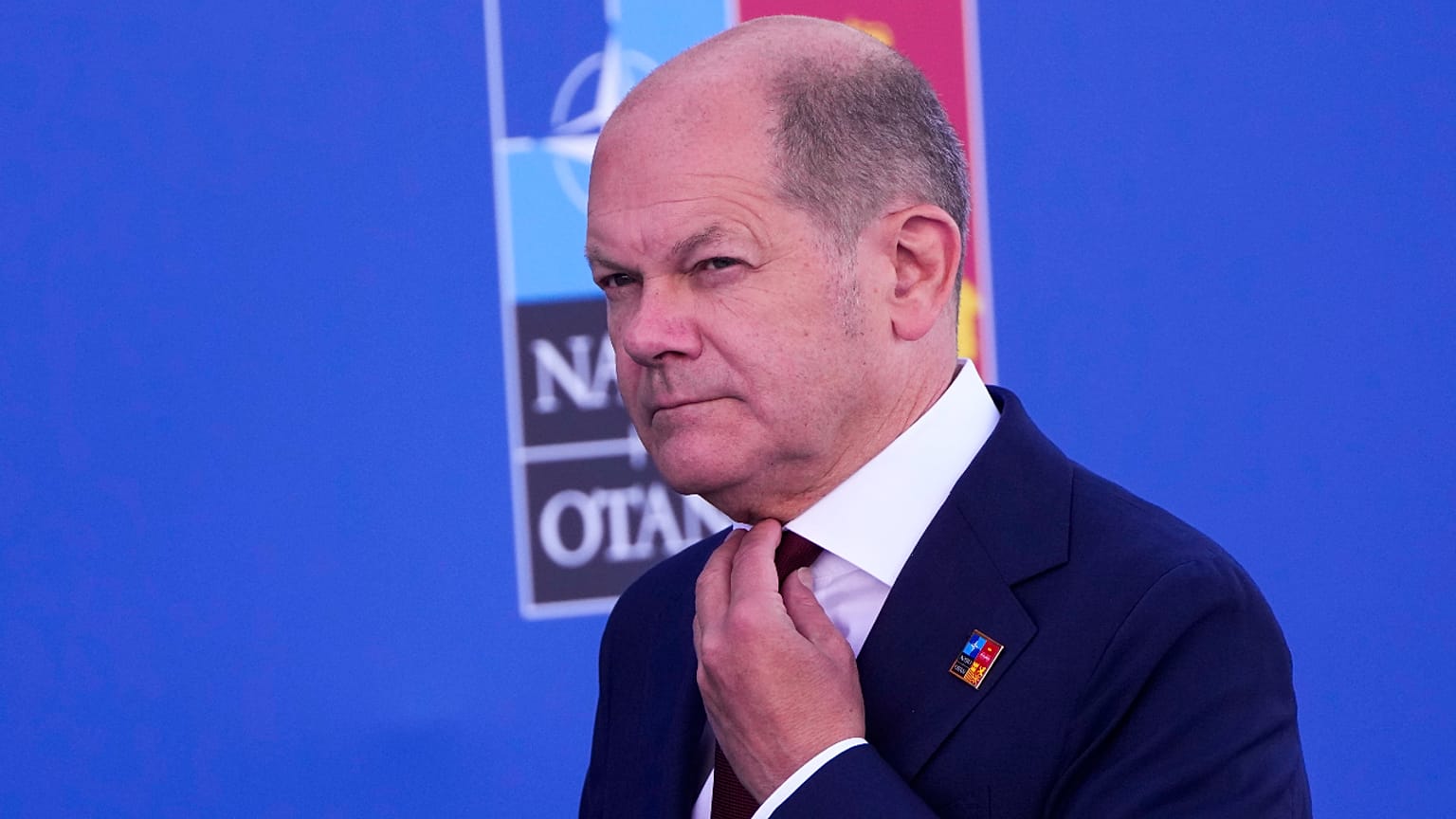 المستشار الألماني، أولاف شولتز يحثّ ليتوانيا والاتحاد الأوروبي على رفع القيود عن نقل البضائع من روسيا إلى كالينينغراد التابع له، وذلك في ختام قمة الناتو بمدريد 30 يونيو 2022.
