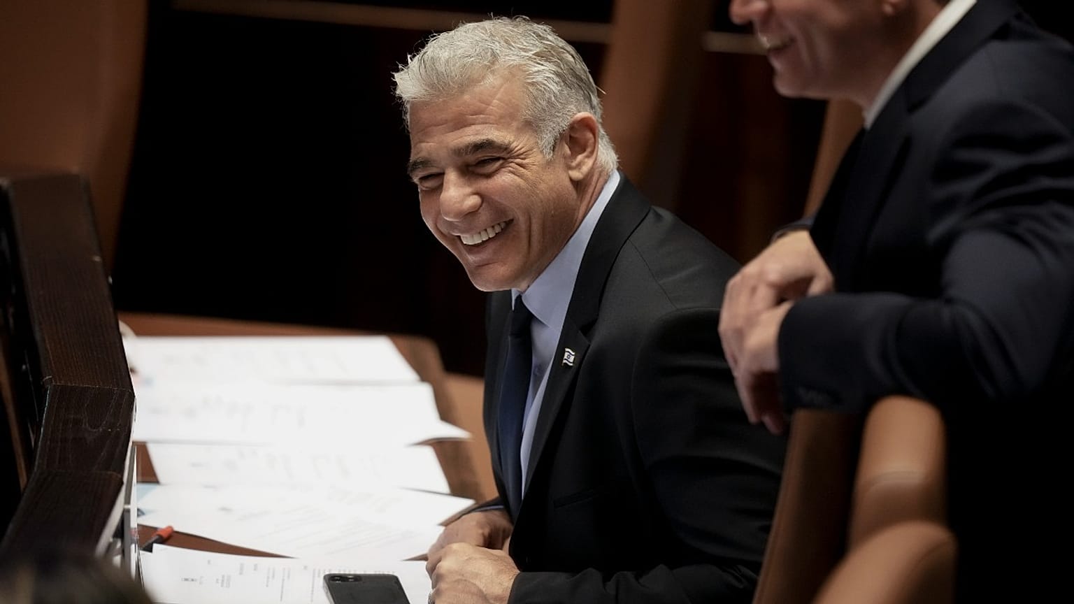 Jaír Lapid izrael ügyvezető kormányfője a Knesszetben 2022. június 30-án
