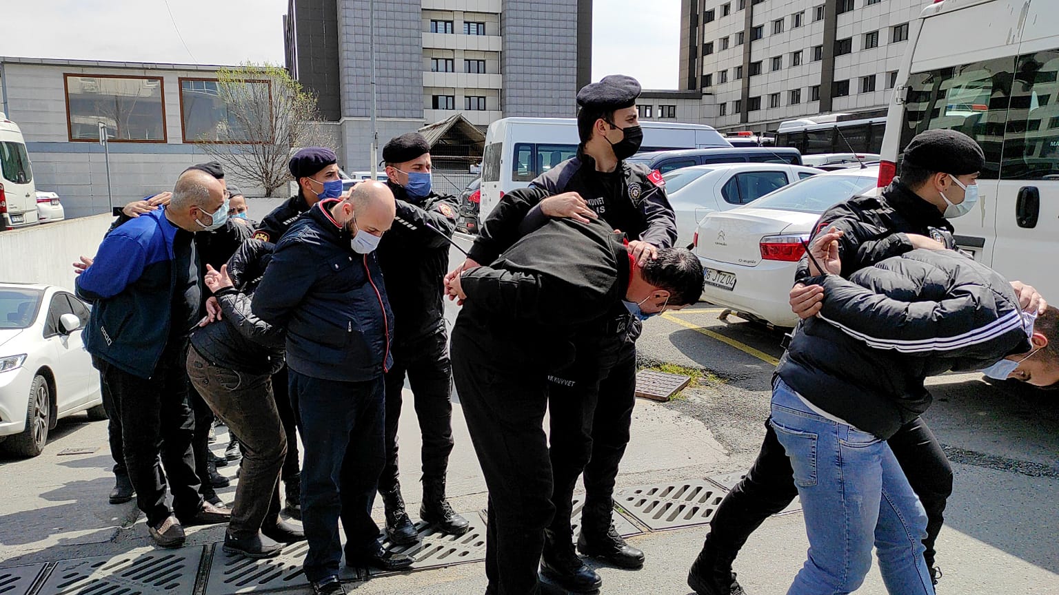 Peker'in elebaşı olduğu belirtilen suç örgütüne yönelik operasyonda yakalananlar (Arşiv)