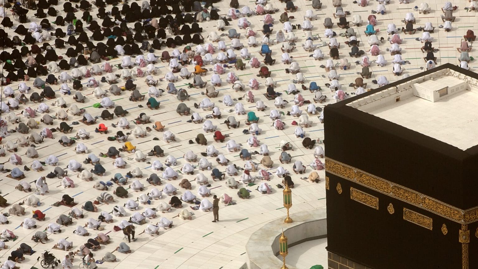 الحجاج وهم يصلون أمام الكعبة في مكة ، السعودية