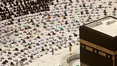الحجاج وهم يصلون أمام الكعبة في مكة ، السعودية