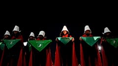 مظاهرات في الأرجنتين بزي مسلسل حكاية خادمة للتنديد بإلغاء حق الإجهاض في الولايات المتحدة.