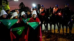 Aktivistinnen in Buenos Aires verkleideten sich als Charaktere der TV-Serie "The Handmaid's Tale"