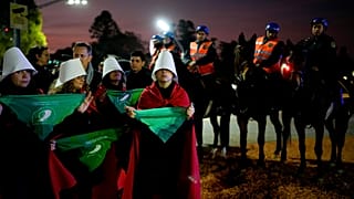 Aktivistinnen in Buenos Aires verkleideten sich als Charaktere der TV-Serie "The Handmaid's Tale"