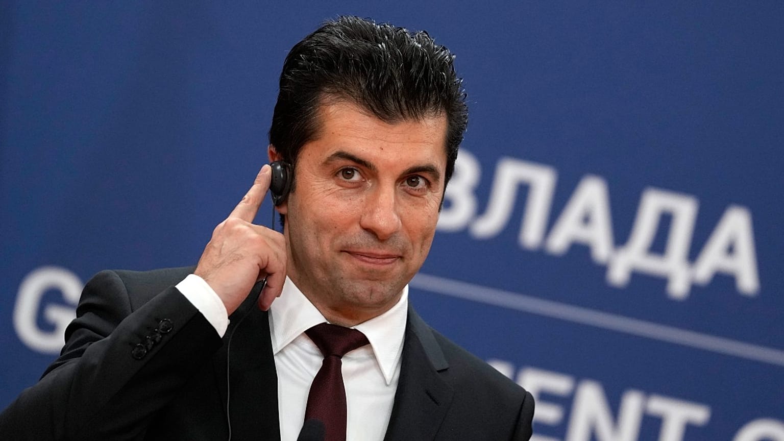 Kiril Petkov bolgár kormányfő egy sajtótájékoztatón Belgrádban, 2022. február 8-án