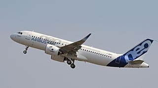Archives : un Airbus 320neo dans le ciel au dessus de Toulouse en France le 25 septembre 2014