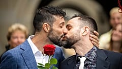 Luca Morreale and Stefano Perfetti küssen sich nach ihrer Eheschließung in Zurich
