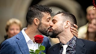 Luca Morreale and Stefano Perfetti küssen sich nach ihrer Eheschließung in Zurich