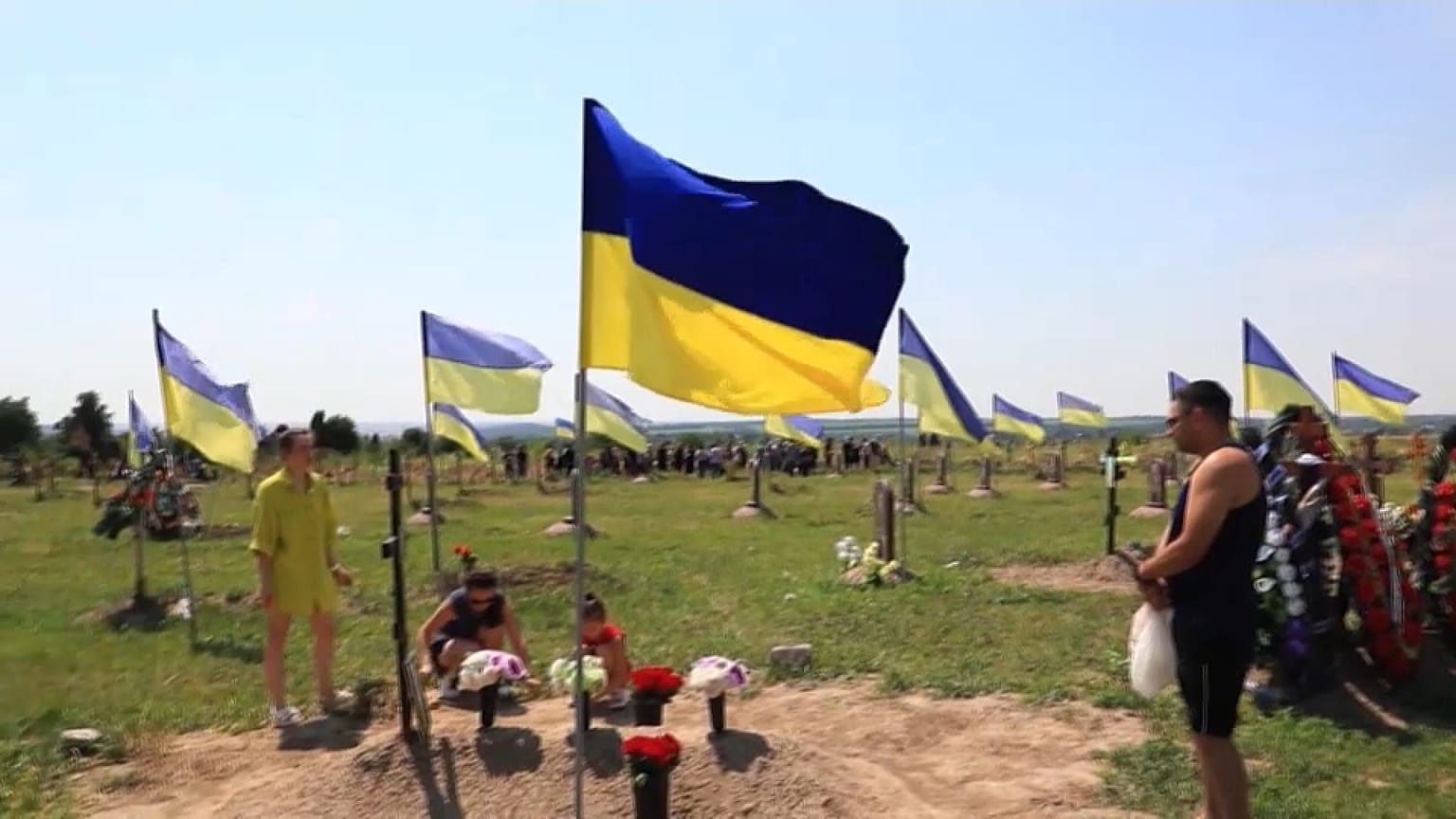 Fahnenmeer auf dem "Friedhof der Helden"