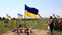 Fahnenmeer auf dem "Friedhof der Helden"