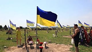 Fahnenmeer auf dem "Friedhof der Helden"