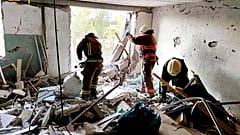 Les secouristes dans les ruines de l'immeuble bombardé 