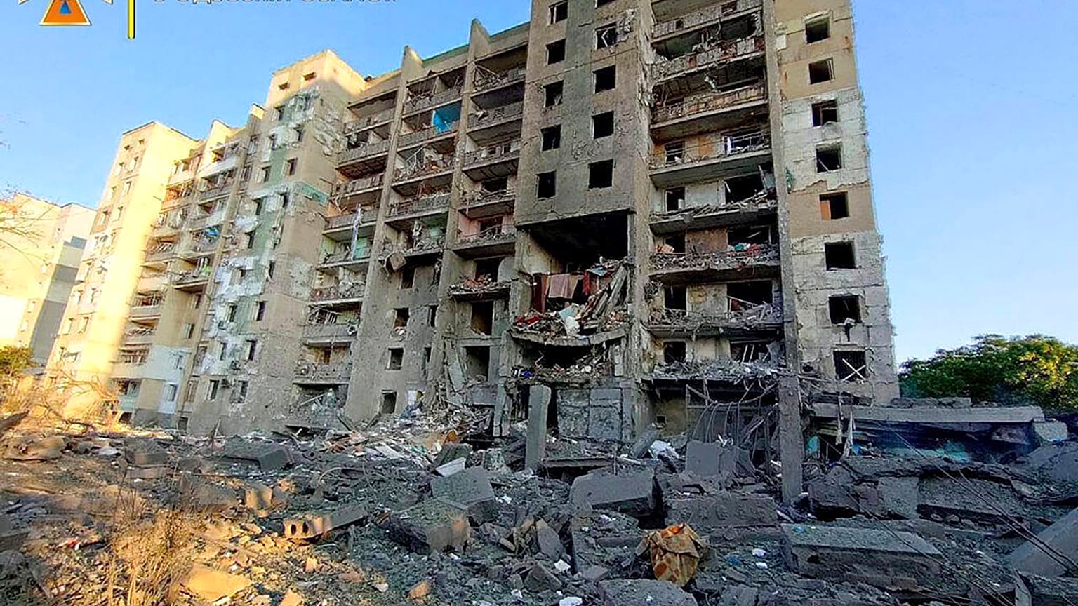 Edifício residencial destruído.