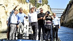 Ο πρωθυπουργός Κυριάκος Μητσοτάκης μέσα σε πλωτό σκάφος επισκέπτεται τη Διώρυγα της Κορίνθου για να επιθεωρήσει τα έργα αποκατάστασης