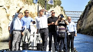 Ο πρωθυπουργός Κυριάκος Μητσοτάκης μέσα σε πλωτό σκάφος επισκέπτεται τη Διώρυγα της Κορίνθου για να επιθεωρήσει τα έργα αποκατάστασης