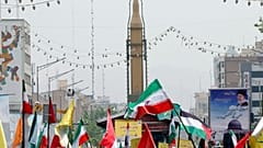 Az Izrael elleni palesztin ellenállást támogató felvonuláson vonulnak az emberek Teheránban.