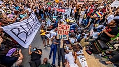 La gente se concentra durante una protesta por la muerte de al menos 23 personas en la frontera entre el enclave español de Melilla y Marruecos en la plaza de Callao en Madrid