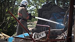 Löscharbeiten nach dem Raketeneinschlag in Serhijiwka