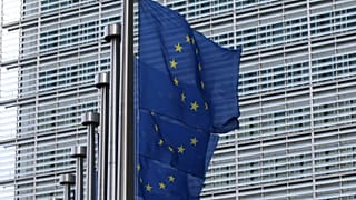 Uniós zászlók az Európai Bizottság épülete előtt