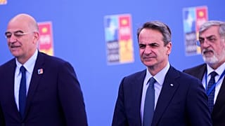Yunanistan Dışişleri Bakanı Dendias (solda), Yunanistan Başbakanı Miçotakis (ortada)