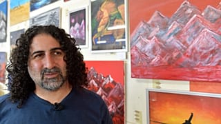 عمر بن لادن بجانب لوحاته الفنية