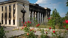 Руины городского театра Лисичанска 16 июня 2022