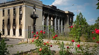 Руины городского театра Лисичанска 16 июня 2022