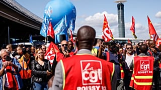 Des grévistes manifestant devant un terminal de l'aéroport Paris-Charles-de-Gaulle (Roissy), en France, vendredi 1er juillet 2022.